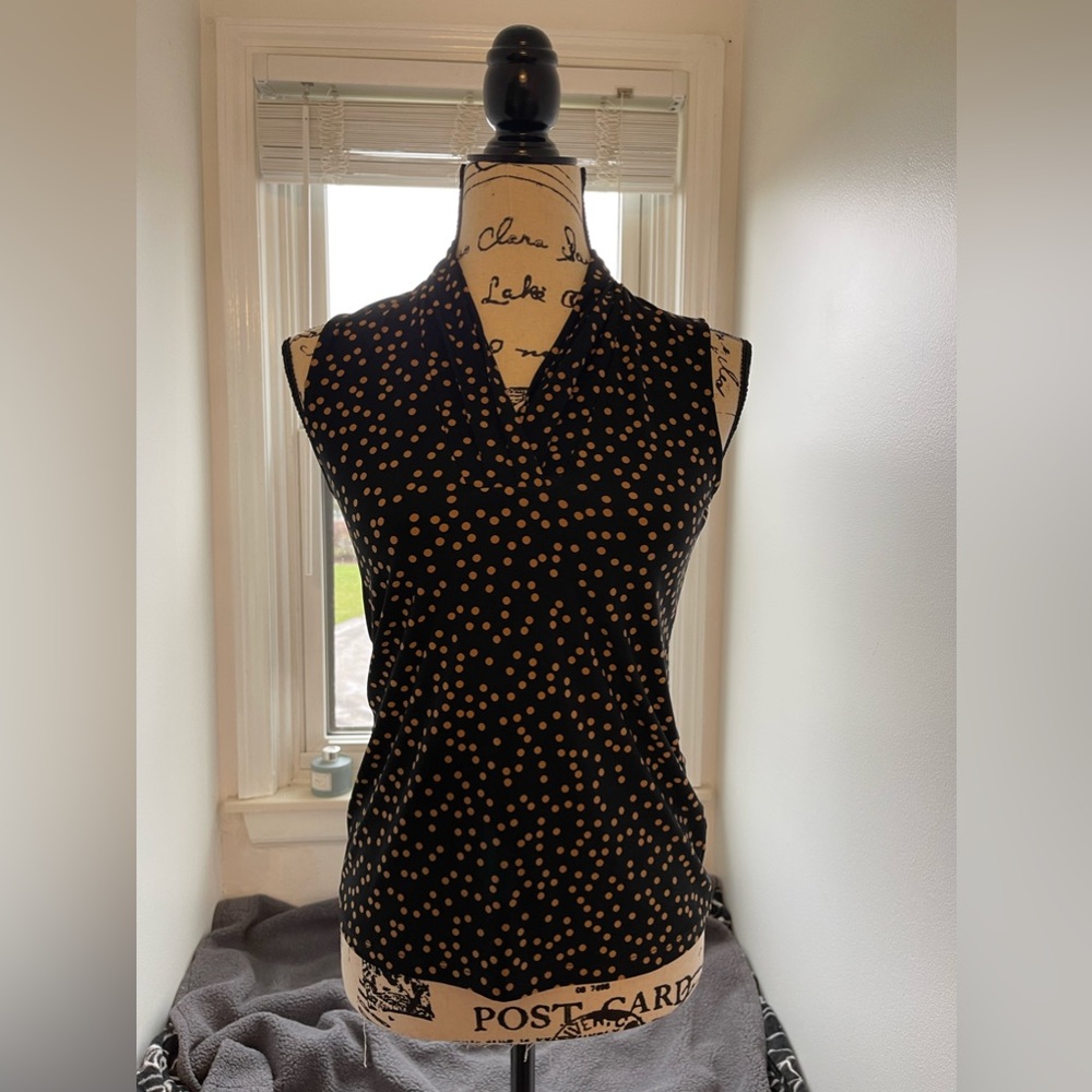 Anne Klein Boise. Pre-owned black with tan dots. No defects